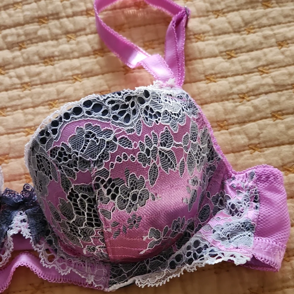 VS Dream Angel's lined Demi EUC 32A - Picture 3 of 11